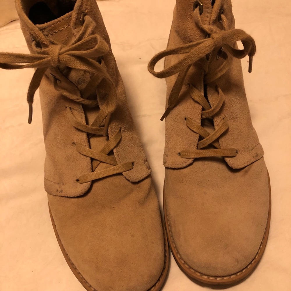 SOLD!! Timberland Suede chucka lace up boots LIKE NEW!!